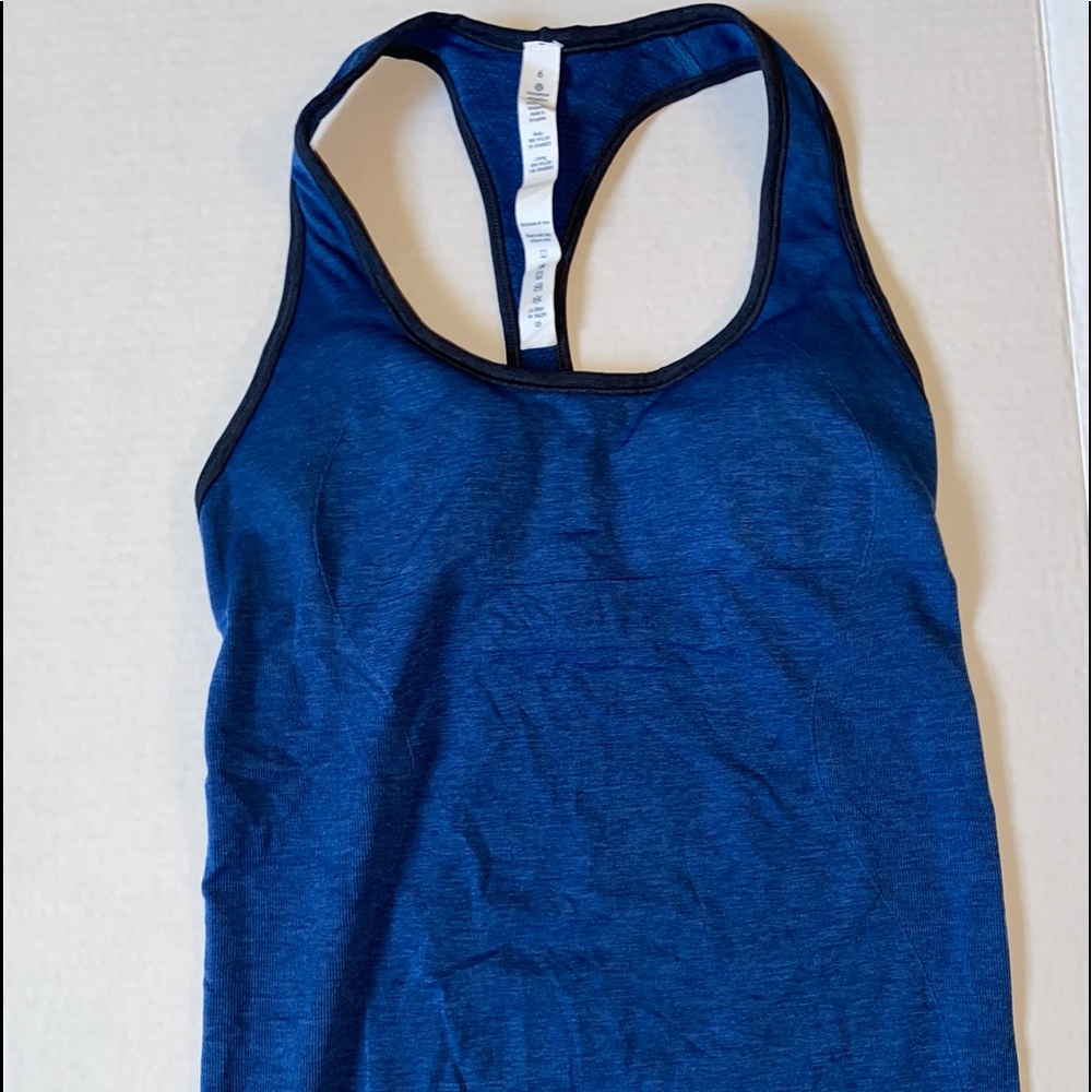 Lululemon Blue razor back tank, bra pads included